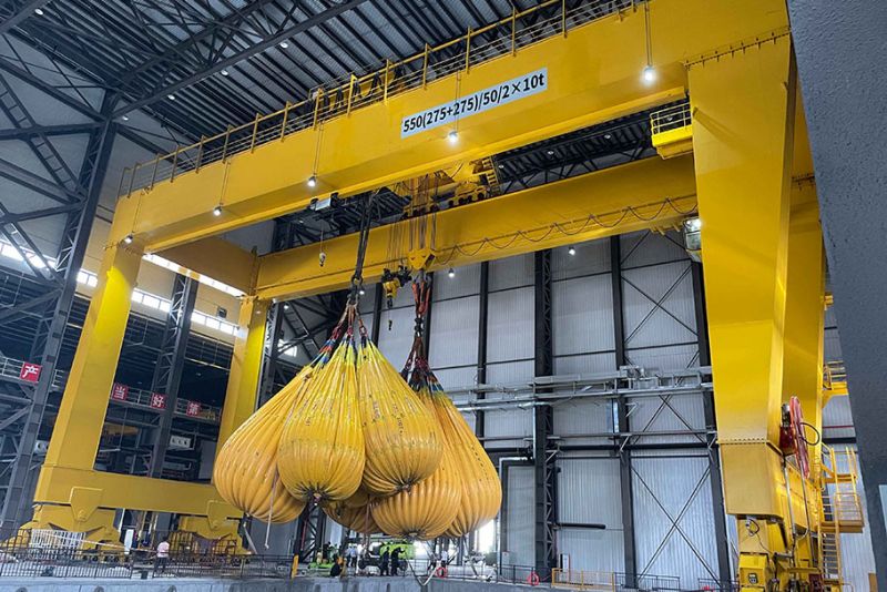 再添重器！衛(wèi)華550噸新中式門式起重機(jī)圓 滿完成重載試驗(yàn)！
