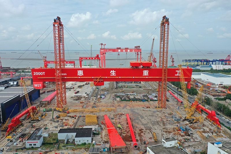 又一個(gè)2000t門機(jī)！衛(wèi)華共同參與制造的國(guó)內(nèi)**大噸位造船門式起重機(jī)完成提升！